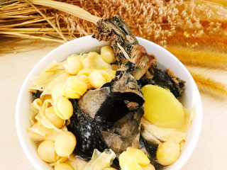 15、白果腐竹炖乌鸡,装入容器中