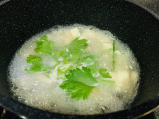 1、牡蛎豆腐汤,这是即将出锅的牡蛎豆腐汤，下面具体分解详细步骤：