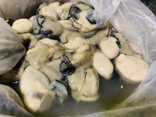 3、牡蛎豆腐汤,购买新鲜牡蛎待用；