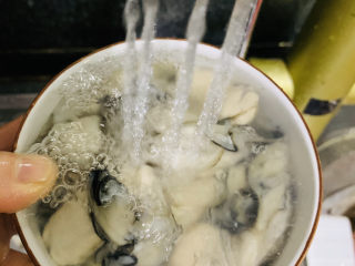 4、牡蛎豆腐汤,冲洗干净；