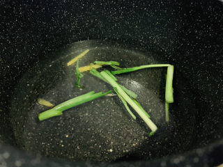 7、牡蛎豆腐汤,葱姜炒香，加入适量清水；