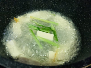 9、牡蛎豆腐汤,大火煮开，加盖煮5分钟；