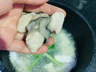 10、牡蛎豆腐汤,加入牡蛎；