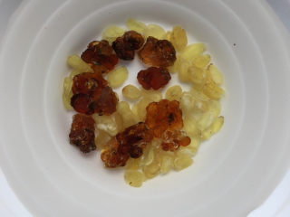 2、牛奶炖桃胶,冲洗干净后放入矿泉水泡发半天。