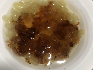 3、牛奶炖桃胶,发至桃胶全部泡发开，无硬芯。