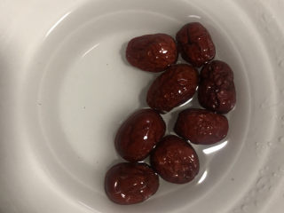 5、牛奶炖桃胶,红枣也是过水洗净。