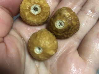 7、牛奶炖桃胶,无花果也是好东西，加几个也是极好的。