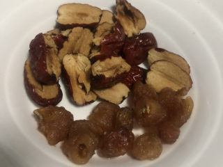 8、牛奶炖桃胶,红枣做炖品还是需要去核，不容易上火。