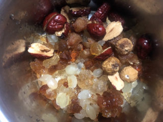 9、牛奶炖桃胶,准备好全部材料沥干水分。