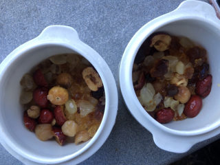 10、牛奶炖桃胶,分开两个炖盅放入食材。