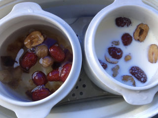 11、牛奶炖桃胶,一个加矿泉水，一个加牛奶炖。