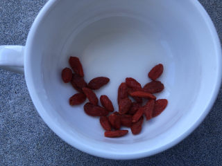 13、牛奶炖桃胶,出锅前枸杞准备好。