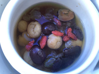 14、牛奶炖桃胶,两个锅里分别撒入枸杞。