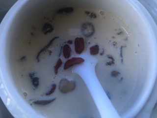 15、牛奶炖桃胶,搅拌均匀。