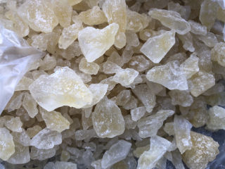 16、牛奶炖桃胶,最后加入冰糖调味，溶解后即可出锅。