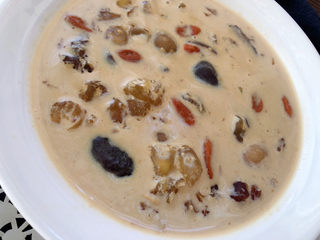 17、牛奶炖桃胶,好了，美美地享用吧，趁热才好吃。