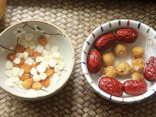 2、苹果梨子汤,南北杏和红枣、无花果等材料简单清洗一遍。