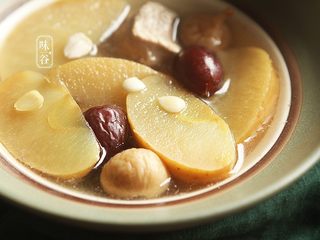 10、苹果梨子汤,适合现在的天气，清润一下。