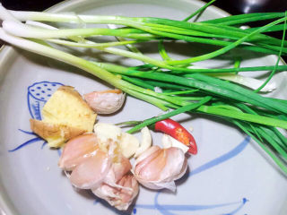 3、梅干菜烧肉,葱，姜蒜