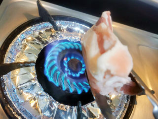 4、梅干菜烧肉,猪皮烧一烧，可去腥