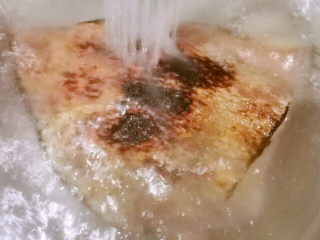 6、梅干菜烧肉,立马泡入冷水中