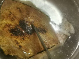 7、梅干菜烧肉,用刀刮去烧焦表皮