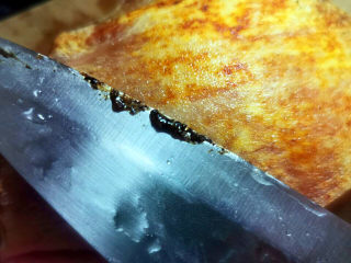 8、梅干菜烧肉,刀上就是刮出来的污垢