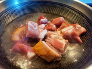 11、梅干菜烧肉,焯一下水