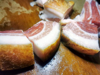 10、梅干菜烧肉,切大块