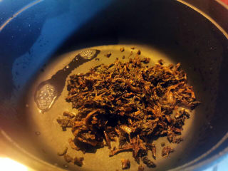 14、梅干菜烧肉,放入锅中炒干