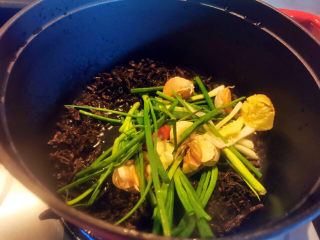 15、梅干菜烧肉,下少许油爆香葱姜蒜