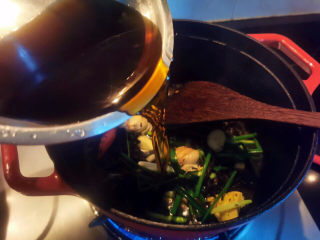 16、梅干菜烧肉,倒入泡梅干菜的水