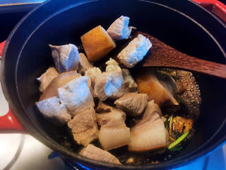 19、梅干菜烧肉,拌匀，加冰糖，老抽，生抽，八角，白酒