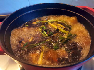 20、梅干菜烧肉,加入大量的水，要浸过所有材料