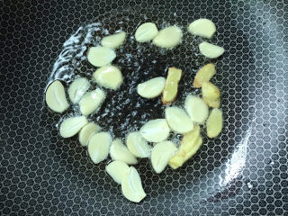 5、牛肝菌焖鸡,热锅冷油，放入姜蒜炒香