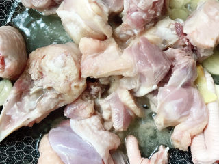 6、牛肝菌焖鸡,放入鸡块，加入料酒炒香