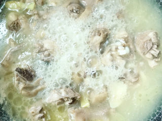 13、牛肝菌焖鸡,20分钟后揭开锅盖