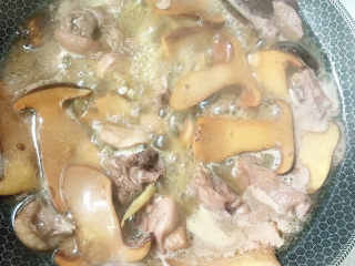 16、牛肝菌焖鸡,大火烧开