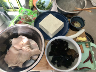 1、酸菜羊肉,食材合照：熟羊头肉半个，卤水豆腐一块，干木耳数朵温水泡发，四川酸菜一袋，红薯粉一把热水泡发，香菜一颗，葱白一段，姜一块，香料：八角两个，桂皮一节，干辣椒两个，花椒一小把，小茴香少许，白芷两片，山柰两三个，白寇两个