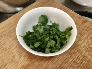 2、酸菜羊肉,香菜清洗切段