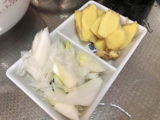 3、酸菜羊肉,葱白切片，姜切片