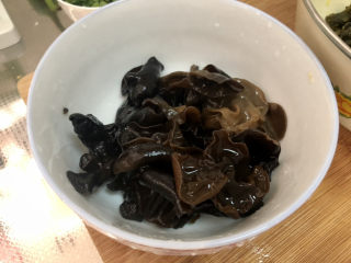 4、酸菜羊肉,泡发好的木耳在流动水下揉搓洗净