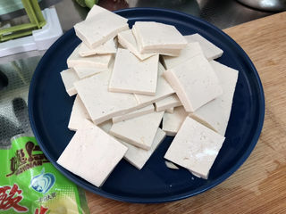 7、酸菜羊肉,卤水豆腐清洗切片