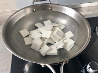 8、酸菜羊肉,坐锅烧水，水开下豆腐，煮一分钟