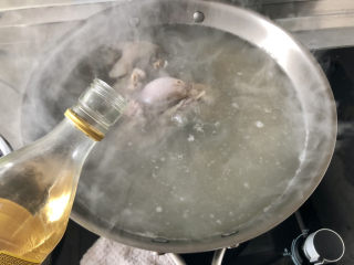 11、酸菜羊肉,加一汤匙料酒去腥，煮一分钟捞出