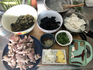 13、酸菜羊肉,全部食材准备好
