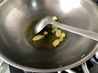 14、酸菜羊肉,热锅冷油，下姜片小火煸香