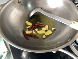 15、酸菜羊肉,下八角桂皮干辣椒煸出香味