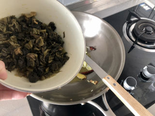 17、酸菜羊肉,转中火，下酸菜，炒干水分