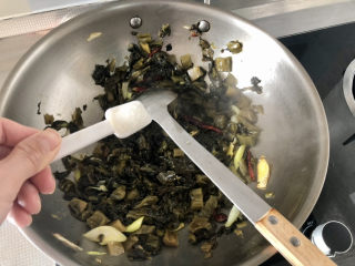 18、酸菜羊肉,加一茶匙白糖煸炒增鲜